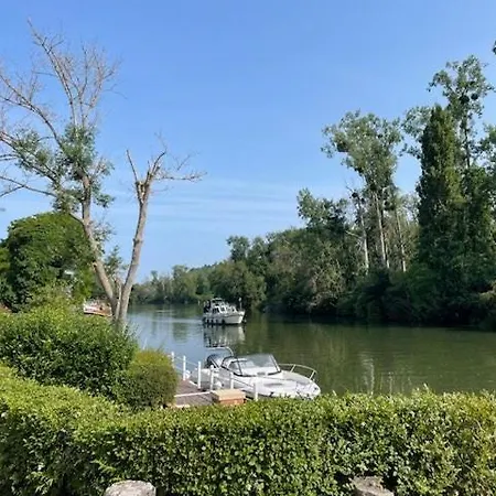 Holiday home Charming House By The Seine In Normandy Poses